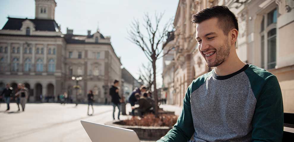 man-wwith-laptop